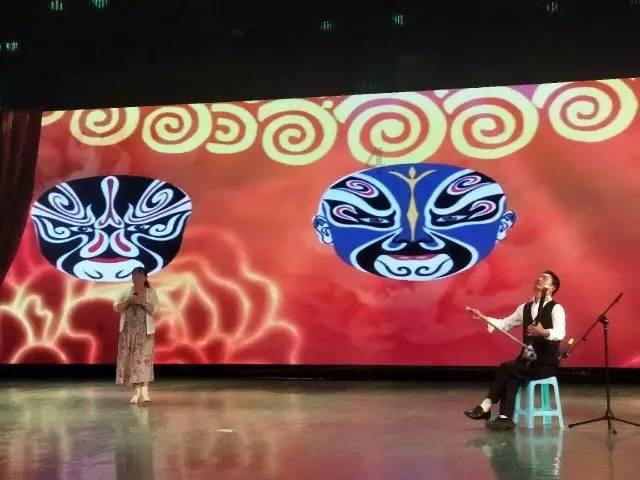 90后前男友公布新恋情后，邓文迪参加聚会疑借酒消愁
